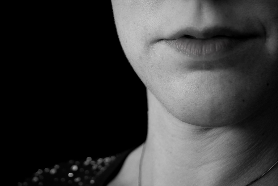 Fotografía decorativa donde se ven los labios de una mujer.